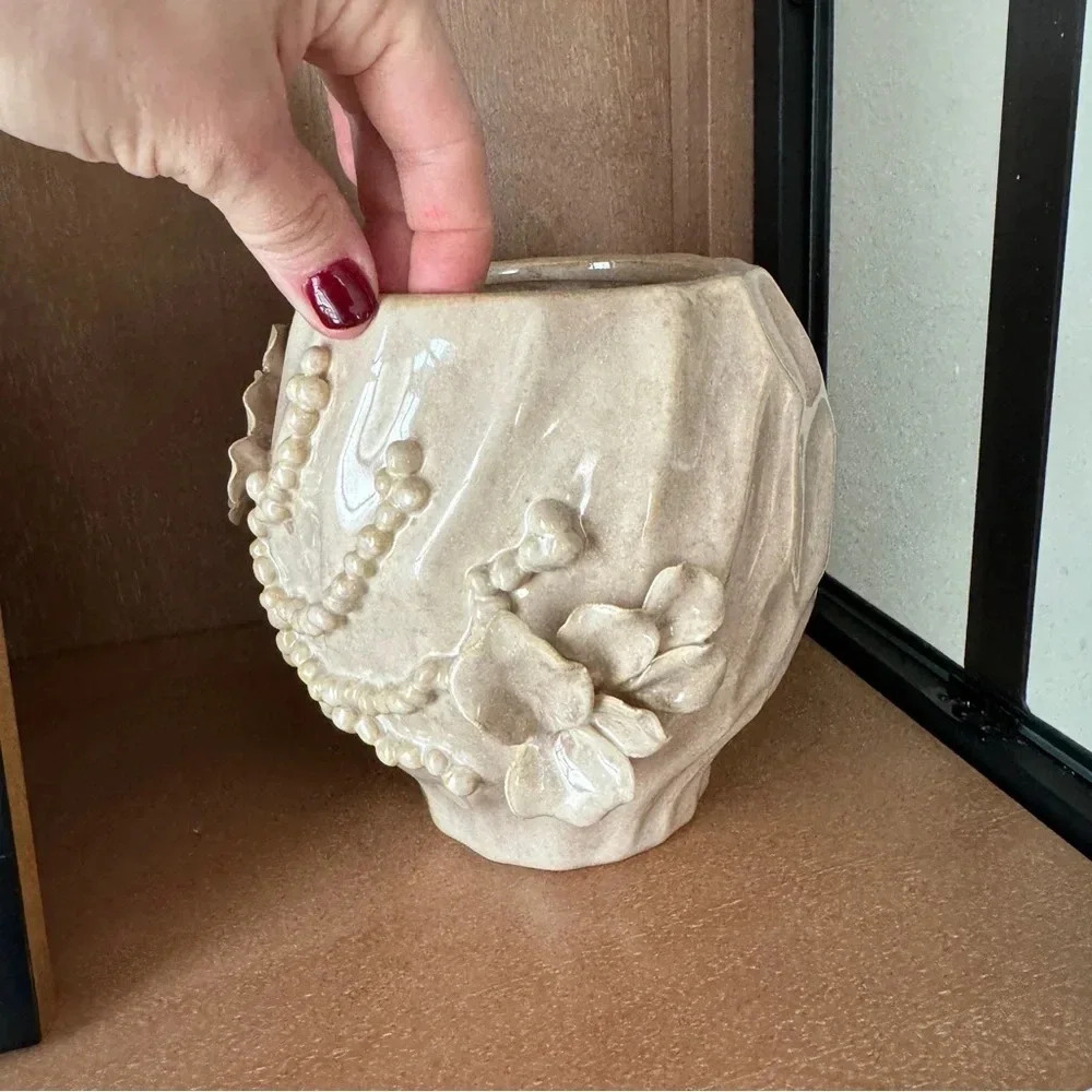 Anthropologie Corale textured jar candle sol tobac floral beige large 3D planter - Picture 3 of 7